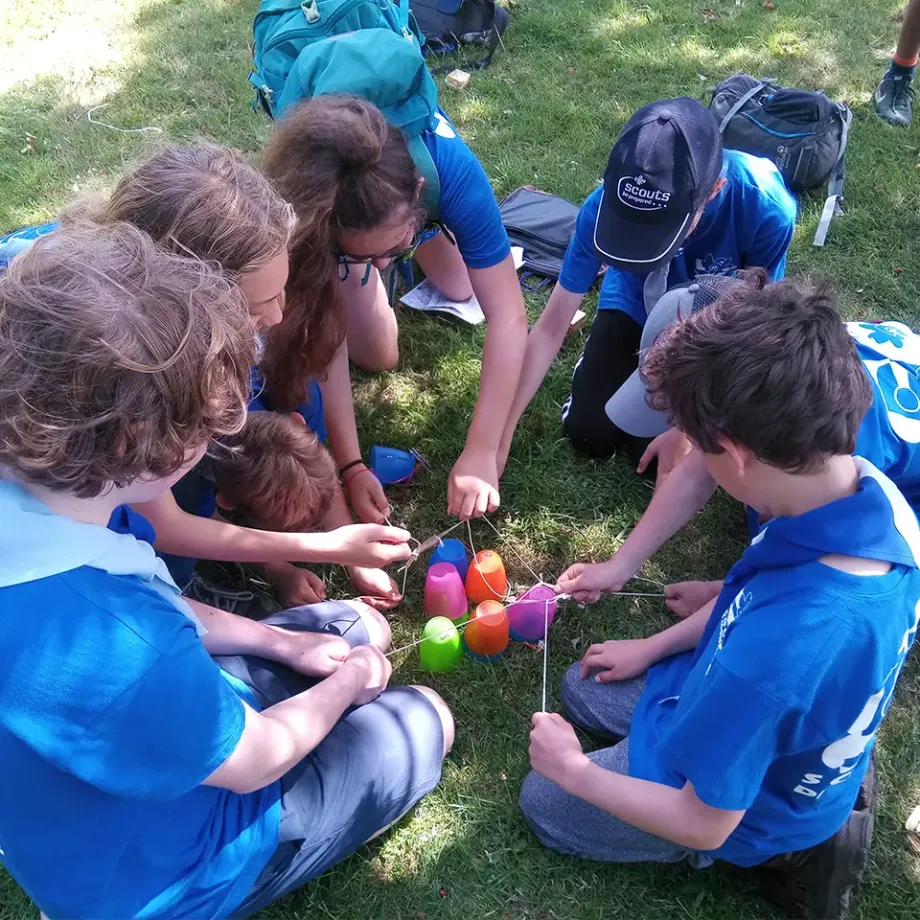 Scouts doen een samenwerkingsspel