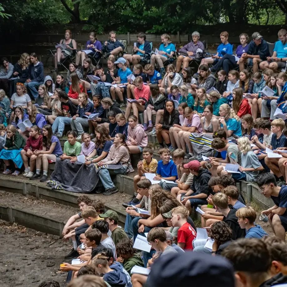 kampvuur met scouts