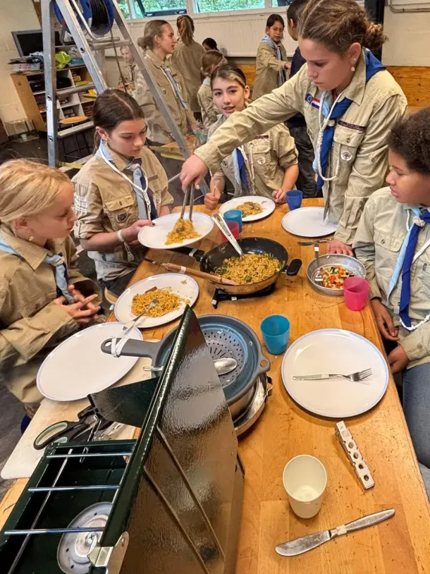 Scouts van de Mohicanen zijn aan het koken